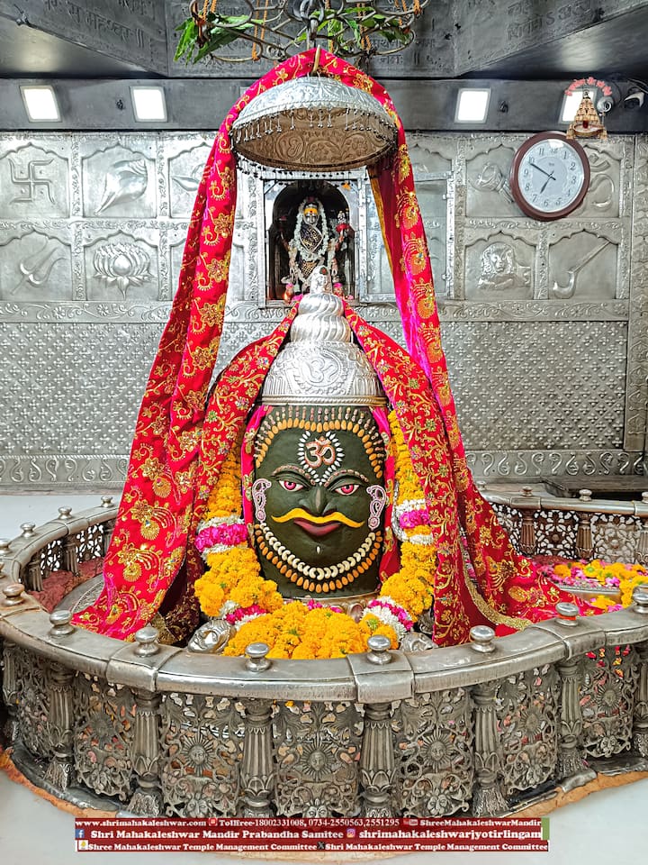 महाकालेश्वर मंदिर के गर्भगृह में प्रवेश बंद है. इसी के चलते भगवान महाकाल की चौखट से कमलेश पासवान भगवान महाकाल का आशीर्वाद लिया.