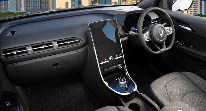 विनफास्ट के पास बहुत सारे मॉडल हैं, लेकिन हमारे बाजार के लिए जो मॉडल चुना जा सकता है, वह VF e34 है और यह कर्व EV और क्रेटा EV की सीधी प्रतिद्वंद्वी होगी. इसके डाइमेंशन की बात करें तो इसकी लंबाई 4300 मिमी होगी और यह इसे सीधे 4 मीटर से अधिक SUV स्पेस में आएगी. स्टाइलिंग के लिहाज से यह क्रॉसओवर की तरह है, लेकिन इसमें कुछ दिलचस्प डिटेलिंग भी है.