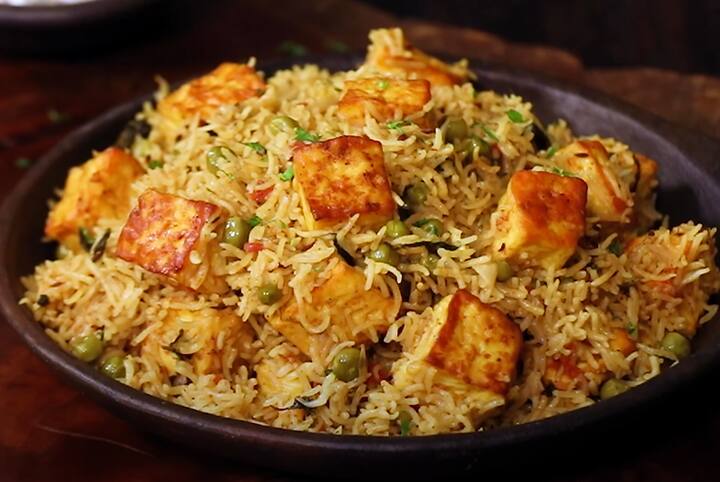 அதன்பின் ஊறவைத்த பாசுமதி அரிசியை சேர்த்து, தேவையான அளவு தண்ணீர் ஊற்றி ஒரு விசில் வரும் வரை வேக வைத்தால் சுவையான பனீர் புலாவ் தயார்