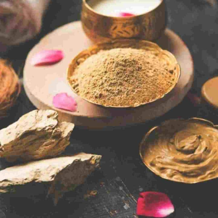 Multani Mitti : ਗਰਮੀਆਂ ਵਿੱਚ ਚਮੜੀ ਦੀ ਚਮਕ ਬਰਕਰਾਰ ਰੱਖਣਾ ਇੱਕ ਮੁਸ਼ਕਲ ਕੰਮ ਹੈ। ਦਰਅਸਲ, ਇਸ ਮੌਸਮ 'ਚ ਧੁੱਪ, ਧੂੜ ਅਤੇ ਪਸੀਨੇ ਕਾਰਨ ਚਮੜੀ ਕਾਲੀ ਅਤੇ ਫਿੱਕੀ ਲੱਗਣ ਲੱਗਦੀ ਹੈ।