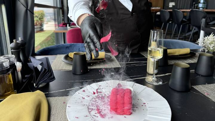 जानकारी के मुताबिक लिक्विड नाइट्रोजन को ठंडा पदार्थ माना जाता है. बता दें कि हमारे वायुमंडल में भरपूर मात्रा में नाइट्रोजन मौजूद है. वहीं पृथ्वी का लगभग आठवां हिस्सा नाइट्रोजन गैस से बना है. ये एक रंगहीन और स्वादहीन गैस है.