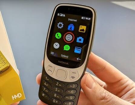 Nokia 3210 4G Camera & Battery   -  Nokia 3210 4Gમાં 2MP રિયર કેમેરા છે, આ કેમેરાની સાથે તમને LED ફ્લેશ લાઇટ પણ મળે છે. બેટરીની વાત કરીએ તો તેમાં 1450mAhની નોન-રિમૂવેબલ બેટરી છે. તેની બેટરી અંગે કંપનીનું કહેવું છે કે એકવાર ફુલ ચાર્જ થયા બાદ આ બેટરી 9.8 કલાક સુધી ચાલી શકે છે. આ બધી બાબતો હોવા છતાં આ ફોનનું વજન માત્ર 62 ગ્રામ છે.