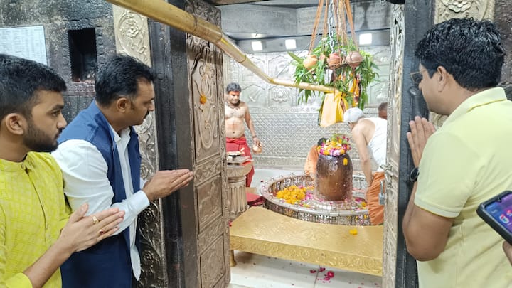 Ujjain News: केंद्रीय मंत्री कमलेश पासवान ने महाकालेश्वर मंदिर में भगवान महाकाल का आशीर्वाद लिया. उन्होंने मंदिर की बेहतर व्यवस्थाओं की सराहना की. महाकाल लोक के निर्माण से मंदिर की भव्यता बढ़ गई है.