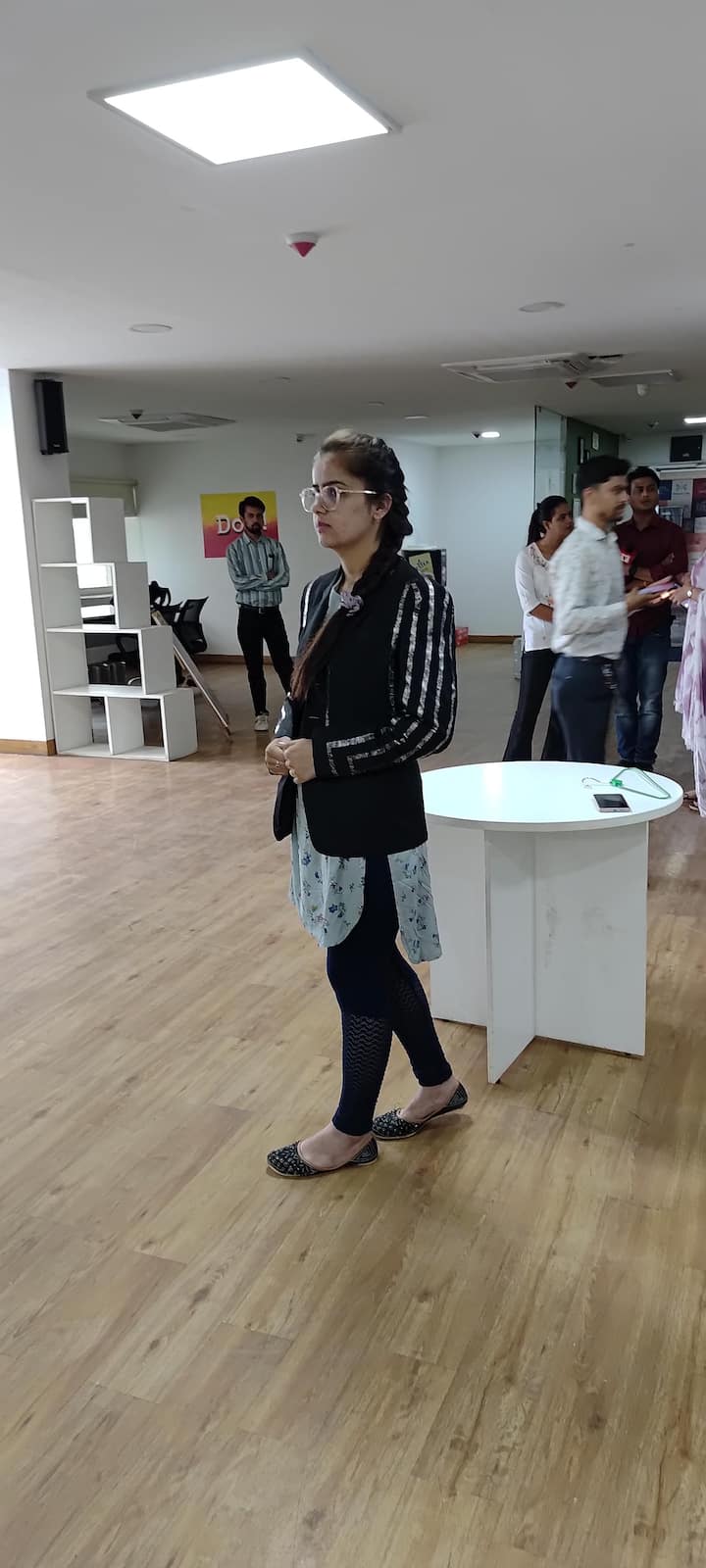 वीमेन सेफ्टी और सिक्योरिटी जैकेट बनाने वाली रिया और अदिति बताती हैं कि उन्हें अक्सर लंबी दूरी का सफर तय करना पड़ता है. सफर के दौरान कई बार असहज करने वाली घटनाएं भी हुई है. ऐसे में रिया और अदिति ने मिलकर वूमेन सेफ्टी एंड सिक्योरिटी जैकेट बनाई. यह न केवल महिलाओं को प्रोटेक्ट करेगी बल्कि तत्काल इमरजेंसी नंबर्स पर मैसेज भी भेज देगी. इसके साथ ही इमरजेंसी नंबर पर उनकी लोकेशन भी पहुंच जाएगी.