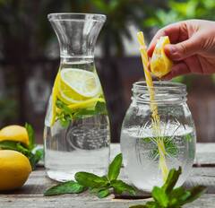 Lemon Water: ਕੀ ਤੁਸੀਂ ਗਰਮੀਆਂ ‘ਚ ਹਰ ਰੋਜ਼ ਨਿੰਬੂ ਪਾਣੀ ਪੀਂਦੇ ਹੋ? ਜਾਣੋ ਜ਼ਿਆਦਾ ਸੇਵਨ ਕਰਨ ਨਾਲ ਹੋਣ ਵਾਲੇ ਮਾੜੇ ਪ੍ਰਭਾਵ ਬਾਰੇ