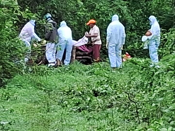 उठलेल्या माशांनी स्मशानभूमीत असलेल्या ग्रामस्थांवर हल्ला केला. अचानक झालेल्या हल्ल्यात ग्रामस्थ मिळेल त्या वाटेनं सैरावैरा पळत सुटले.