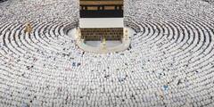 Hajj 2024 यात्रा शुरू, दुनियाभर से मक्का पहुंचे 15 लाख लोग, देखें काबा के सामने सजदा करते हज यात्रियों की खूबसूरत तस्वीरें