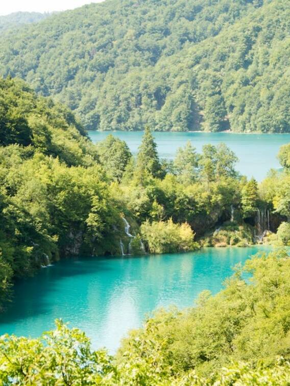 किसे कहते हैं झीलों का देश?