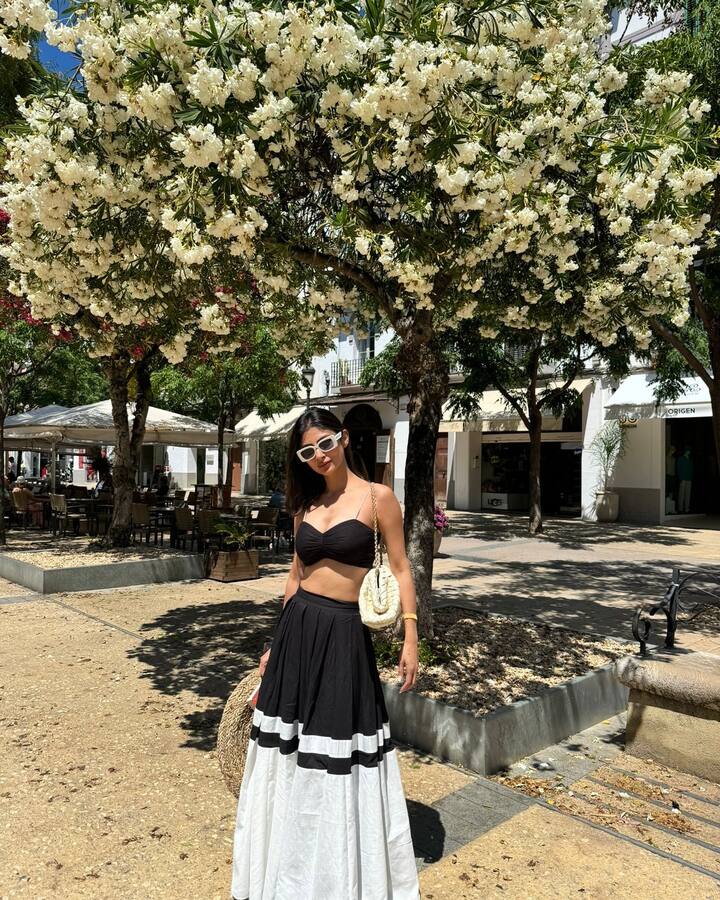 मौनी रॉयने स्पेनमधील इजिबा टाउनमधील तिचे नवीन फोटो शेअर केले आहेत.