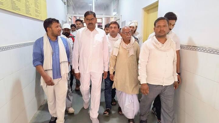 सपा के राष्ट्रीय महासचिव इंद्रजीत सरोज का नाम भी नेता प्रतिपक्ष की रेस में है. पांच बार के विधायक इंद्रजीत वर्तमान में विधानसभा में विपक्ष के उपनेता सदन हैं. वह मयावती की सरकार में मंत्री भई रह चुके हैं. उनेक पास संगठन में काम करने का लंबा अनुभव है. इंद्रजीत सरोज पासी जाति से आते हैं, जो सपा के पीडीए फॉर्मूले में फिट बैठते हैं.