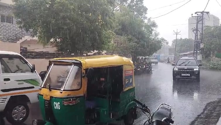 Rainfall in many areas of Rajkot city  Rajkot Rain: રાજકોટ શહેરના વાતાવરણમાં પલટો, અનેક વિસ્તારોમાં પવન સાથે ધોધમાર વરસાદ શરુ