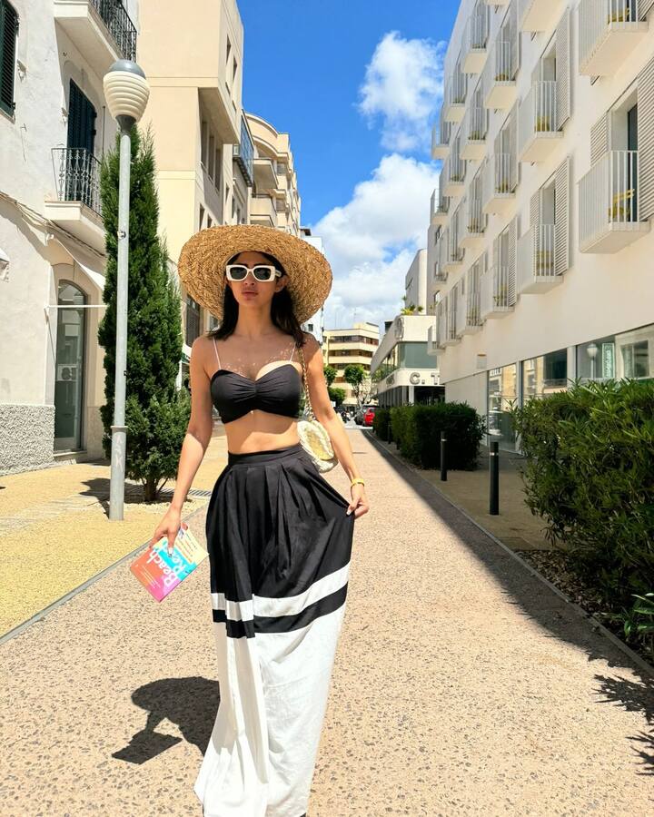 हे फोटो शेअर करताना मौनी रॉयने म्हटले आहे की, हे सर्व फोटो तिचा पती सूरज नांबियारने क्लिक केले आहेत.(ig:imouniroy/ig)