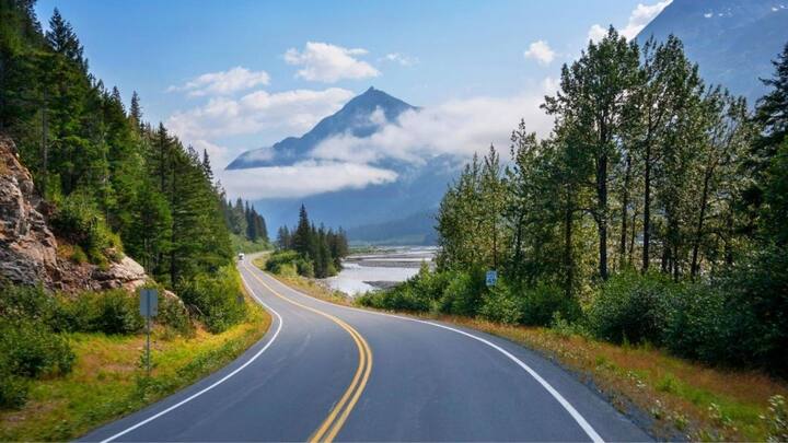 लेकिन आपको हाईवे पर बहुत सी सुविधाएं मिलती है. जिनसे आपका सफर काफी आसान हो जाता है. तो चलिए फिर आपको बताते हैं.