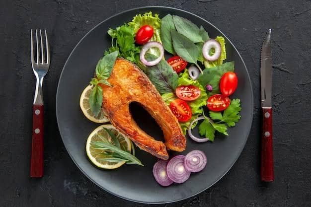 Fish and Chicken: Fish and chicken contain lean protein, which fills the protein deficiency in our body.  But it contains cholesterol, which can harm our heart health.  In such a situation, consume salmon and chicken only in regular quantity and instead of frying them, eat them by grilling or boiling them.