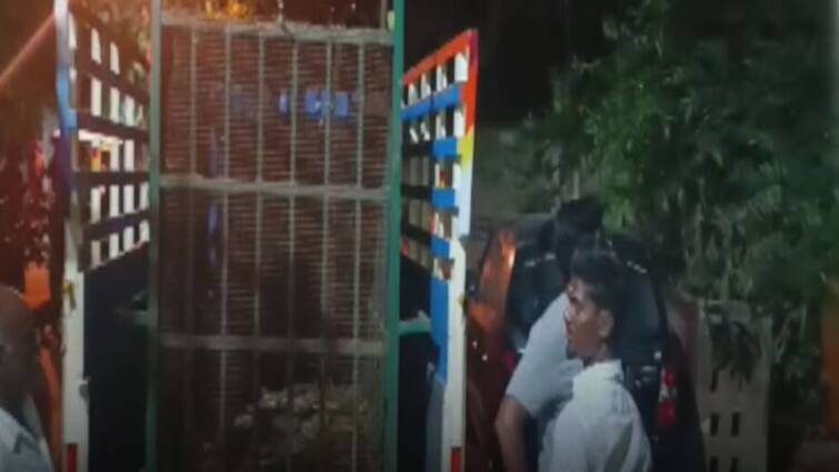 சிறுத்தை நடமாட்டம்... காருக்குள் ஒளிந்துகொண்ட 5 பேர் பத்திரமாக மீட்பு! tirupatur district leopards fear 5 people trapped in the car were rescued சிறுத்தை நடமாட்டம்... காருக்குள் ஒளிந்துகொண்ட 5 பேர் பத்திரமாக மீட்பு!