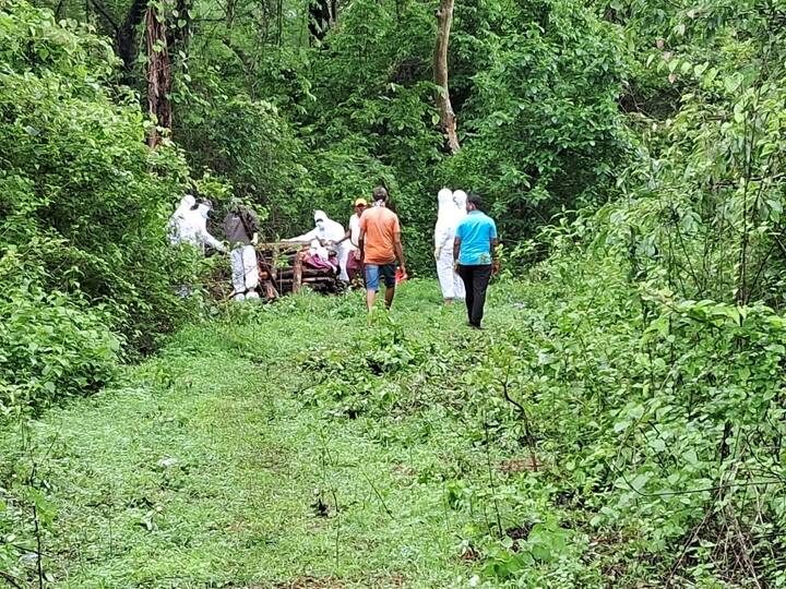 तिथवली महंमदवाडी येथील शेतकरी पांडुरंग कृष्णा हरयाण वय 70 यांच वृद्धापकाळानं बुधवारी रात्री निधन झाले. गुरुवारी सकाळी साडेदहा वाजता नागरिकांनी मृतदेह अंत्यसंस्कारासाठी घरातून बाहेर काढला. यावेळी जवळपास 60 ते 70 ग्रामस्थ उपस्थित होते.