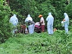 Sindhudurg News: कोकणात अंत्ययात्रेवर मधमाशांचा हल्ला; पीपीई कीट घालून अंत्यसंस्कार, पाहा फोटो!