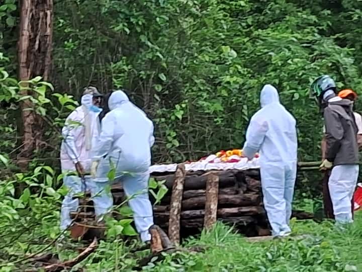 अनेक जणांना मधमाशांनी जखमी केलं. मृतदेहावर देखील मधमाशा बराच वेळ घोंघावत होत्या.