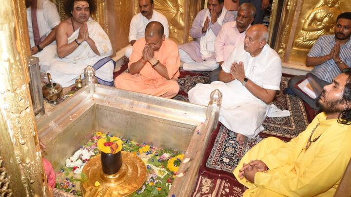 CM Yogi Visited Kashi Vishwanath Temple: सीएम योगी आदित्यनाथ दो दिवसीय दौरे पर शुक्रवार शाम वाराणसी पहुंचे और प्रधानमंत्री नरेन्द्र मोदी के वाराणसी आगमन की तैयारियों का जायजा लिया.