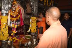 वाराणसी पहुंचे CM योगी ने काशी विश्वनाथ मंदिर में की पूजा-अर्चना, काशी कोतवाल के भी किए दर्शन