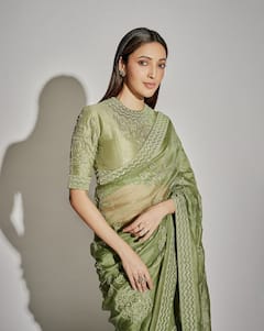 Gangs of Godavari Neha Shetty Photos : ప్రపంచంలో ఉన్న పోరగాళ్లంతా ఆమెనే చూస్తారు..రాధిక అక్క చీరకడితే అట్లుంటది మరి!