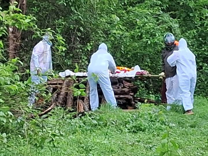 मयत पांडुरंग हरयाण यांच्या मुलानं पीपीई किट घालून विधी पूर्ण केले. इतर चार ते पाच जणांनी पिपीई कीट घालून स्मशानभूमीत जात त्या मृतदेहावर अंत्यसंस्कार केले. तर एक जण हेल्मेट घालून स्मशानभूमीत उपस्थित होता.