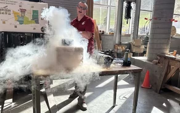 મળતી માહિતી મુજબ લિક્વિડ નાઈટ્રોજનને ઠંડો પદાર્થ માનવામાં આવે છે. આપણા વાતાવરણમાં નાઈટ્રોજન પુષ્કળ પ્રમાણમાં હોય છે. પૃથ્વીનો લગભગ આઠમો ભાગ નાઇટ્રોજન ગેસનો બનેલો છે. તે રંગહીન અને સ્વાદહીન ગેસ છે.