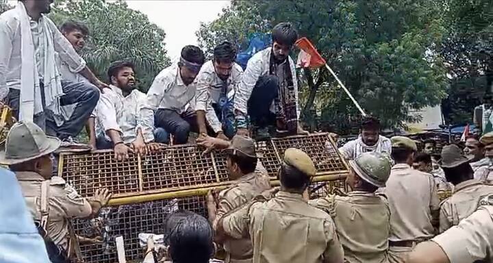 लेकिन पुलिस व आरएसी के जवानों ने उन्हें अंदर नहीं घुसने दिया, उसके बाद कुछ कार्यकर्ता बेरिकेड्स पर चढ़कर नारेबाजी करने लगे. उसके बाद भी पुलिस ने उन्हें समझाइश कर नीचे उतारा, लेकिन कुछ छात्र नहीं मान रहे थे.