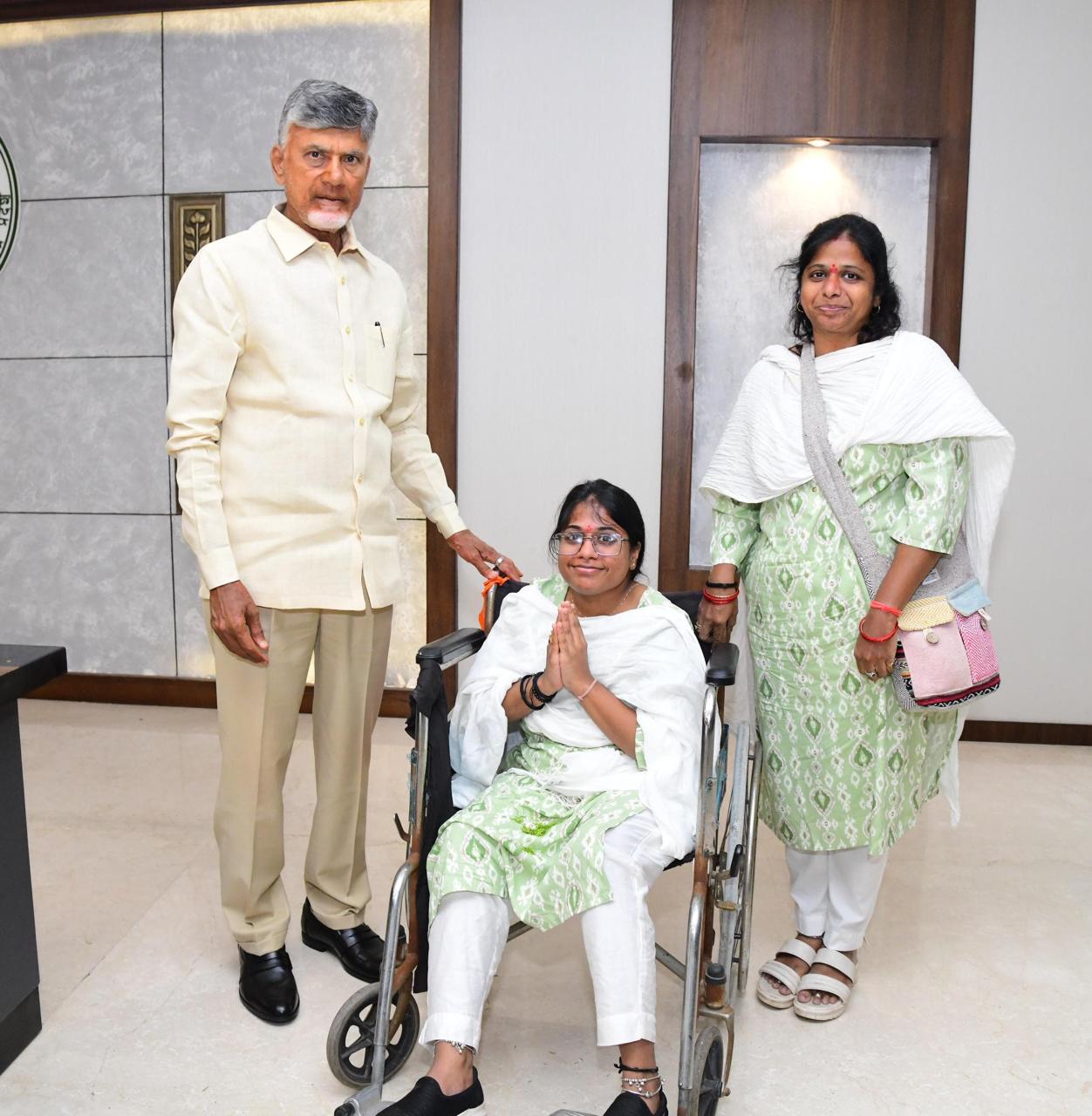 Chandrababu: చంద్రబాబును కలిసిన వైసీపీ బాధిత మహిళ, సీఎం భరోసాతో ఆరుద్ర కన్నీరుమున్నీరు!