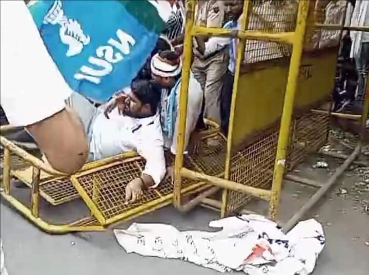 सर्किट हाउस कोटा से एनएसयूआई के कार्यकर्ता नारेबाजी करते हुए जिला कलेक्ट्रेट पहुंचे और जमकर केन्द्र सरकार और नरेन्द्र मोदी के खिलाफ नारेबाजी की, इस दौरान कई बार पुलिस और एनएसयूआई के कार्यकर्ता आमने सामने हुए. कई बार धक्का मुक्की हुई.