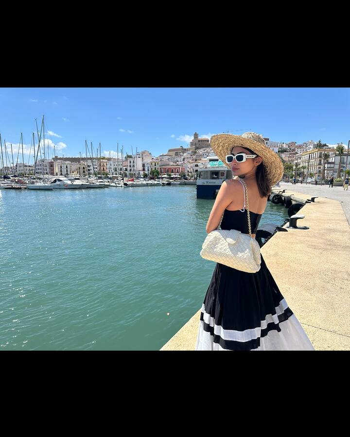 मौनी रॉयने कधी रस्त्यावर तर कधी कॅफेमध्ये किलर पोजसह तिचे फोटो शेअर केले आहेत. काही चित्रांमध्ये मौनी समुद्रकिनारी तर काहींमध्ये ती स्पेनच्या इजिबाचे सौंदर्य दाखवताना दिसत आहे.