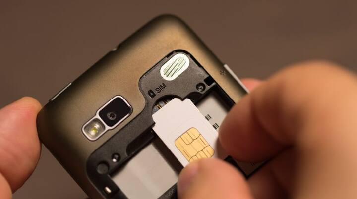 ਕਈ ਵਾਰ ਇਹ ਦੇਖਿਆ ਜਾਂਦਾ ਹੈ ਕਿ ਤੁਸੀਂ OLX ਵਰਗੀਆਂ ਸਾਈਟਾਂ ਤੋਂ ਫੋਨ ਖਰੀਦਦੇ ਹੋ ਜਾਂ ਤੁਸੀਂ ਫੇਸਬੁੱਕ ਮਾਰਕੀਟ ਪਲੇਸ ਤੋਂ ਵੀ ਫੋਨ ਲਈ ਸੌਦਾ ਕਰਦੇ ਹੋ, ਪਰ ਇਸ ਨਾਲ ਤੁਹਾਨੂੰ ਬਹੁਤ ਨੁਕਸਾਨ ਹੋ ਸਕਦਾ ਹੈ।