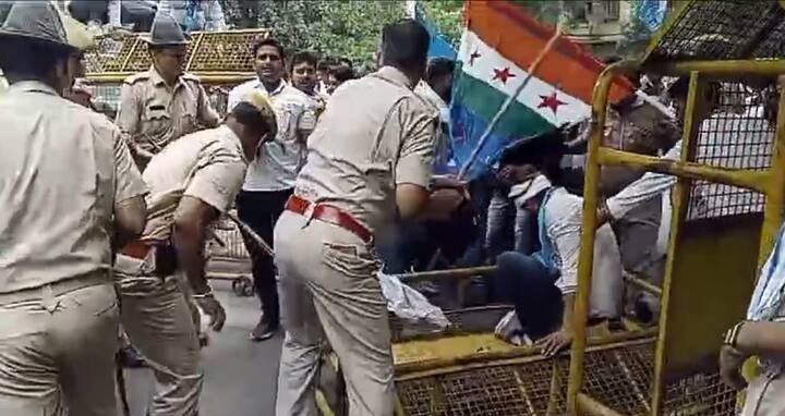 राजस्थान प्रभारी एवं राष्ट्रीय महासचिव अखिलेश यादव के नेतृत्व में कार्यकर्ता सर्किट हाउस से सीधे कलेक्टर पहुंचे जहां एनएसयूआई के कार्यकर्ताओं ने पहले जमकर नारेबाजी की और उसके बाद कलेक्ट्रेट में घुसने का प्रयास किया.