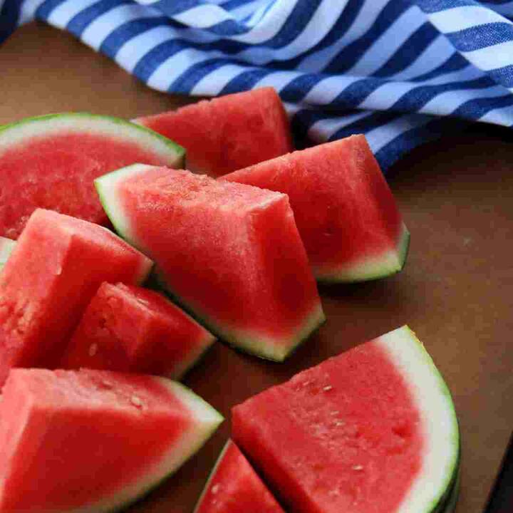 ਗਰਮੀਆਂ ਵਿੱਚ ਆਪਣੇ ਆਪ ਨੂੰ ਹਾਈਡਰੇਟ ਰੱਖਣਾ ਵੀ ਬਹੁਤ ਜ਼ਰੂਰੀ ਹੈ। ਅਜਿਹੇ 'ਚ ਪਾਣੀ ਦੇ ਨਾਲ-ਨਾਲ ਤੁਹਾਨੂੰ ਹੋਰ ਐਨਰਜੀ ਡਰਿੰਕਸ ਦੇ ਨਾਲ-ਨਾਲ ਆਪਣੀ ਡਾਈਟ 'ਚ ਪਾਣੀ ਨਾਲ ਭਰਪੂਰ ਕੁਝ ਫਲਾਂ ਨੂੰ ਵੀ ਸ਼ਾਮਲ ਕਰਨਾ ਚਾਹੀਦਾ ਹੈ। ਇਹ ਕਿਵੇਂ ਹੋ ਸਕਦਾ ਹੈ ਕਿ ਗਰਮੀ ਦਾ ਮੌਸਮ ਹੋਵੇ ਅਤੇ ਤਰਬੂਜ ਦਾ ਕੋਈ ਜ਼ਿਕਰ ਨਾ ਹੋਵੇ? ਤਰਬੂਜ ਇੱਕ ਅਜਿਹਾ ਫਲ ਹੈ ਜੋ ਪਾਣੀ ਨਾਲ ਭਰਪੂਰ ਹੁੰਦਾ ਹੈ। ਗਰਮੀਆਂ ਦੇ ਮੌਸਮ 'ਚ ਤਰਬੂਜ ਖਾਣ ਨਾਲ ਤੁਹਾਨੂੰ ਕਈ ਫਾਇਦੇ ਹੁੰਦੇ ਹਨ।