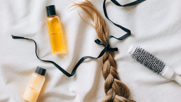 The high humidity and sudden downpours can wreak havoc on our hair, making it frizzy, limp, and unmanageable. Here are ways by which you can control fizz during the monsoon season.