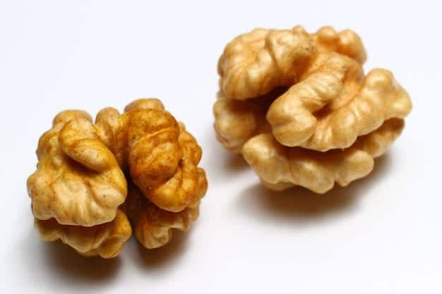 Nuts: Yes, walnut which is considered very beneficial for our health and it is advisable to consume it daily.  But nuts contain 64 percent oil and if heart patients consume nuts daily, it can increase the blockage problem.  In such a situation, you should consume nuts only in regular quantity.