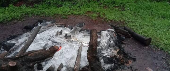 अखेर दोन तासानंतर पीपीई किट घालून त्या मृतदेहावर अंत्यसंस्कार करण्यात आले. या घटनेनं वैभववाडी तालुक्यात एकच खळबळ उडाली आहे.