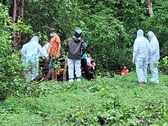 Sindhudurg News: कोकणात अंत्ययात्रेवर मधमाशांचा हल्ला; पीपीई कीट घालून अंत्यसंस्कार, पाहा फोटो!