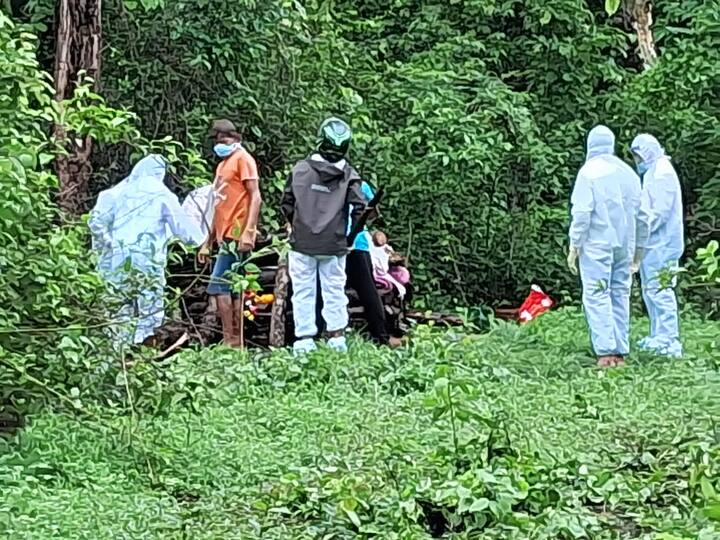 Sindhudurg Latest News Updates: सिंधुदुर्ग : स्मशानभूमीत मृतदेहावर अंत्यसंस्कार करताना मधमाशांनी अचानक केलेल्या हल्ल्यात अनेक जण जखमी झाले आहेत. ही घटना सिंधुदुर्गातील वैभववाडी तालुक्यातील तिथवली गावात घडली आहे.