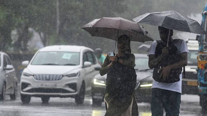 এর মধ্য়েই শুক্রবার তিস্তা ব্য়ারেজ থেকে জল ছাড়া হয়েছে।জল ছাড়া হয়েছে গজলডোবা ব্যারাজ থেকেও। পাহাড়ি নদিগুলি ফুঁসে ওঠায় আতঙ্ক ছড়িয়েছে কোচবিহারেও। জল বাড়ছে রায়ডাক, মানসাই, গদাধরের।