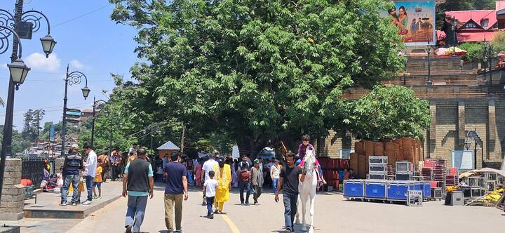 पहाड़ी राज्य हिमाचल प्रदेश के अलग-अलग हिस्सों में लोगों को भीषण गर्मी का सामना करना पड़ रहा है. मौसम विज्ञान केंद्र शिमला ने पहले ही हीट वेव को लेकर येलो अलर्ट जारी किया हुआ है.