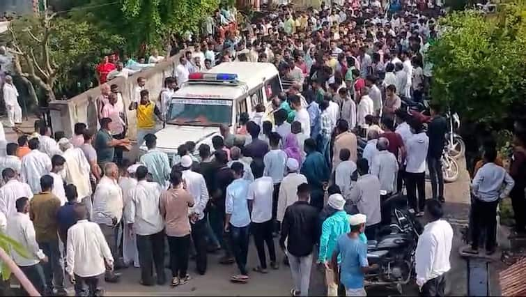 Funeral of three students of Jalgaon who drowned in Volkhov River Russia Marathi News रशियात बुडून जळगावातील तीन विद्यार्थ्यांचा दुर्दैवी अंत, शोकाकुल वातावरणात अंत्यसंस्कार, कुटुंबाच्या आक्रोशाने मन सुन्न!