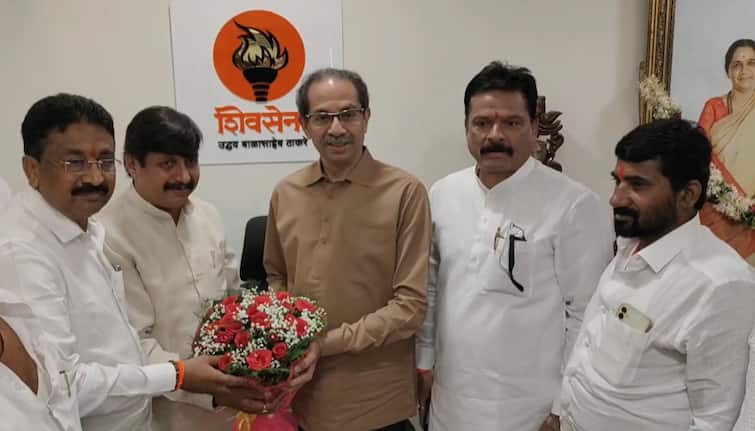 MP Dharishsheel Mohite Patil met Uddhav Thackeray in Mumbai Matoshree खासदार धैर्यशील मोहिते पाटील मातोश्रीवर, उद्धव ठाकरेंचे मानले आभार   