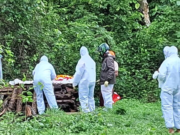 मधमाशा ग्रामस्थांची जवळपास एक किमी अंतरापर्यंत पाठलाग करत होत्या. अडीच तासानंतर उंबर्डे येथील प्राथमिक आरोग्य केंद्रातून पाच पीपीई किट घटनास्थळी नेण्यात आले.