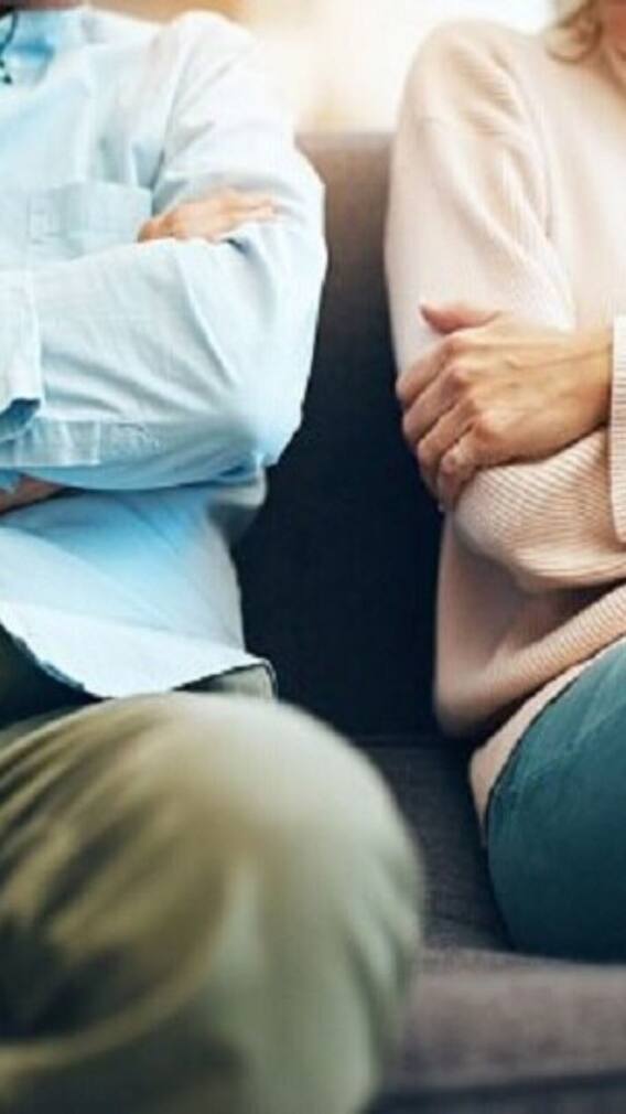 এই ১০ লক্ষণই বলে দেবে আপনার সম্পর্কে ঘুণ ধরেছে