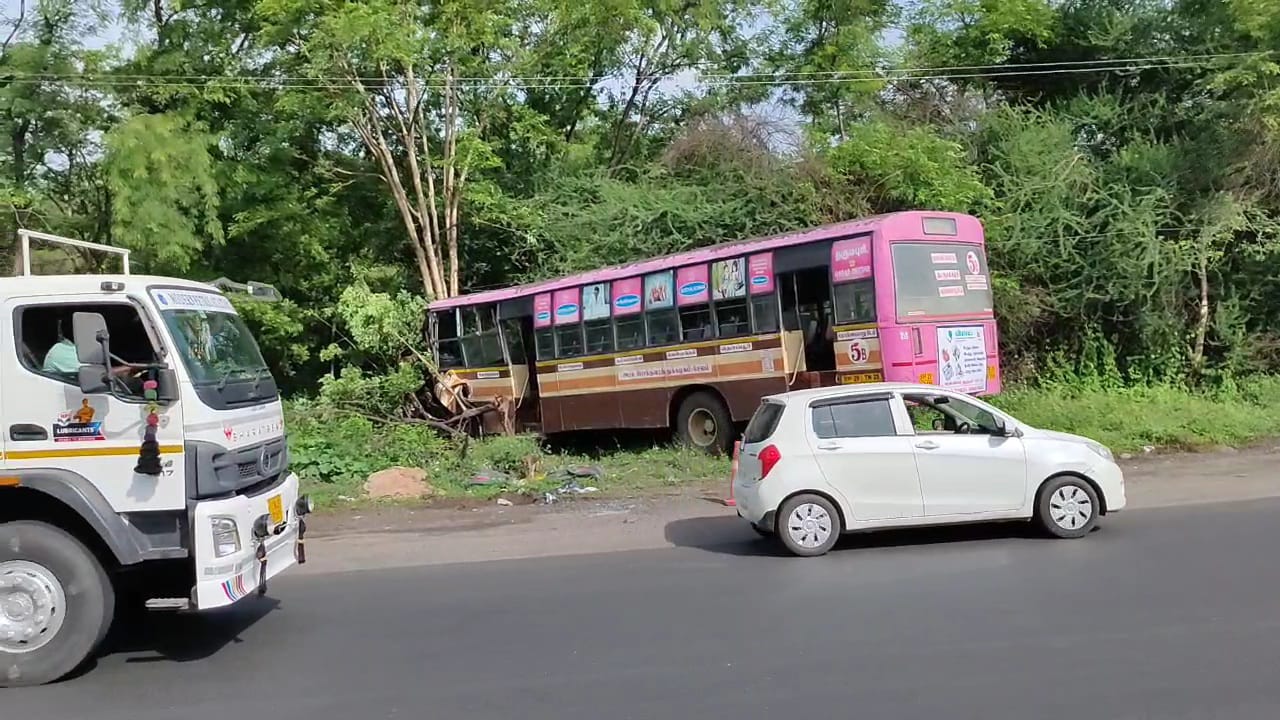 தொப்பூரில் அரசு பேருந்தும் லாரியும் மோதிய விபத்தில் 3 பேர் படுகாயம் - உயிர் தப்பிய பள்ளி மாணவர்கள்