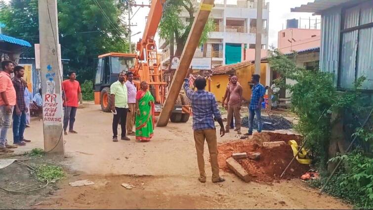 In an environment where it was difficult for an ambulance to go, the public expanded the road at a cost of 7 lakhs ஆம்புலன்ஸ் கூட போக முடியாது: ரூ.7 லட்சம் செலவில் சாலையை விரிவாக்கம் செய்து கொண்ட பொதுமக்கள்