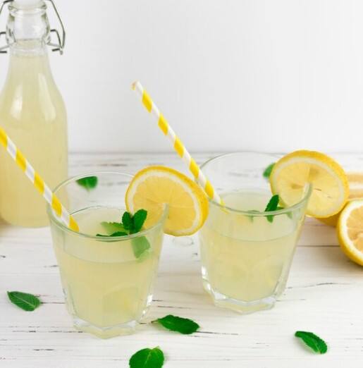 ਜ਼ਿਆਦਾ ਨਿੰਬੂ ਪਾਣੀ ਪੀਣ ਨਾਲ ਤੁਹਾਡੇ ਸਰੀਰ 'ਚ ਪਾਣੀ ਦੀ ਕਮੀ ਹੋ ਸਕਦੀ ਹੈ, ਯਾਨੀ ਤੁਹਾਨੂੰ ਡੀਹਾਈਡ੍ਰੇਸ਼ਨ ਦੀ ਸਮੱਸਿਆ ਦਾ ਸਾਹਮਣਾ ਕਰਨਾ ਪੈ ਸਕਦਾ ਹੈ। ਅਸਲ ਵਿੱਚ, ਵੱਡੀ ਮਾਤਰਾ ਵਿੱਚ ਨਿੰਬੂ ਪਾਣੀ ਦਾ ਸੇਵਨ ਕਰਨ ਨਾਲ, ਤੁਹਾਡੇ ਸਰੀਰ ਵਿੱਚ ਮੌਜੂਦ ਪਾਣੀ ਦੀ ਕਾਫ਼ੀ ਮਾਤਰਾ ਪੇਸ਼ਾਬ ਦੇ ਜ਼ਰੀਏ ਬਾਹਰ ਨਿਕਲ ਜਾਂਦੀ ਹੈ।