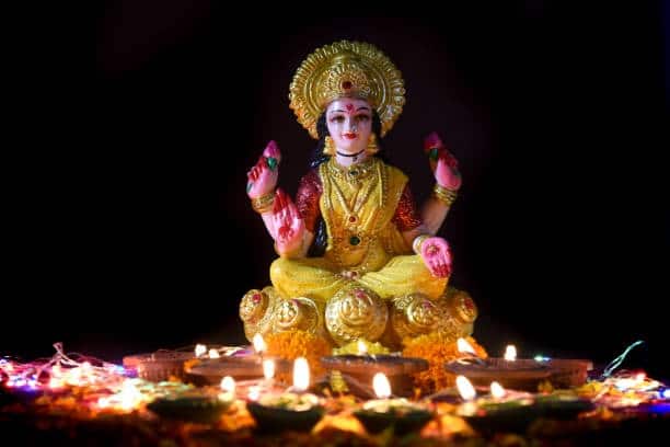 શુક્રવારે ખાંડ અને ચાંદીનું દાન કરવું પ્રતિબંધિત છે. આ કારણે શુક્ર નિર્બળ બને છે. જીવનમાં ભૌતિક સુખોનો અભાવ રહે છે.
