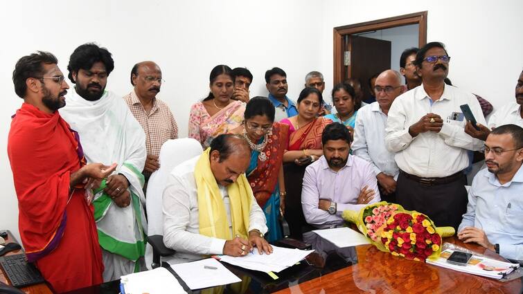 Kolusu Parthasarathy takes responsibilities as housing and I and PR minister in AP Secretariat Kolusu Parthasarathy: మంత్రిగా కొలుసు పార్థసారధి బాధ్యతలు - చంద్రబాబు, పవన్‌కు ధన్యవాదాలు